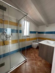 y baño con ducha, bañera y lavamanos. en Appartamento Santa Lucia F, en Policastro Bussentino