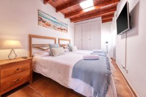 una camera con letto, cassettiera e TV di Villa Aurelia-pool, jacuzzi and solarium a Playa Blanca