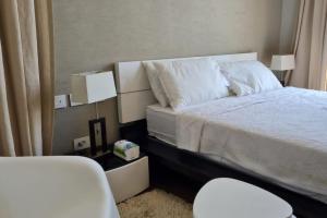 Giường trong phòng chung tại Aeon Towers Luxury Apartment
