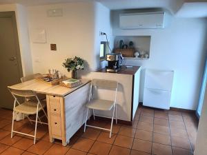 a kitchen with a table and chairs and a refrigerator at Dimora Agata 21 in Ostuni