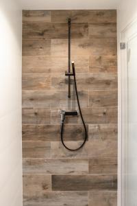 y baño con ducha y suelo de madera. en Apartamenty Nad Żylicą przy deptaku - Dream Apart, en Szczyrk 86 fotos más