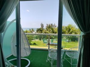 Cette chambre dispose d'un balcon offrant une vue sur l'océan. dans l'établissement Căn hộ view biển Sea Links MŨI NÉ, à Phan Thiết