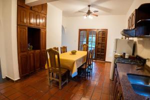 y cocina con mesa, sillas y nevera. en La Comarca en La Rioja