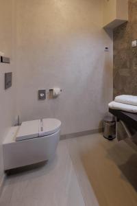 een badkamer met een wit bad en een toilet bij Darovanský Dvůr - Wellness & Golf Hotel in Břasy