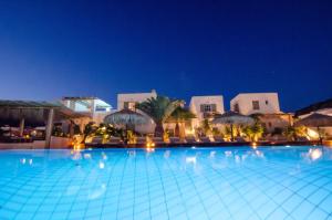 una gran piscina en un complejo por la noche en Yialos Ios Hotel en Ios Chora