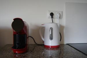 einen Mixer und eine Kaffeemaschine auf der Theke in der Unterkunft LG STAY in Castro Daire