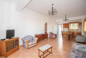 TV a/nebo společenská místnost v ubytování Shoreline Drive Beach House by "elite"