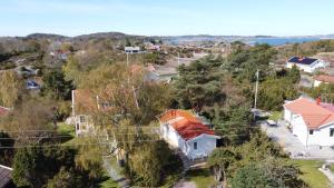 uma vista aérea de uma pequena cidade com casas em Tofte Guesthouse nära hav, bad och Marstrand em Lycke
