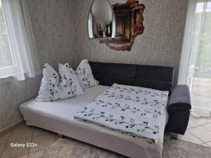 Postel nebo postele na pokoji v ubytování Ferienwohnung in Feldkirchen Dagmar und Christian!
