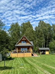 Cabaña de madera con patio grande y casa en GRABNIK55, en Krasnobród