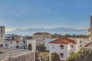 uitzicht op de stad vanaf het dak van een gebouw bij Appartement Alexandre 3 rooms bright apartment in Cannes in Cannes