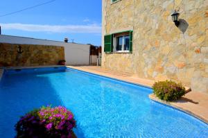 Bassein majutusasutuses Bonito chalet con piscina cerca del mar või selle lähedal
