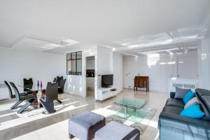 een woonkamer met een bank en een tafel bij Appartement Alexandre 3 rooms bright apartment in Cannes in Cannes