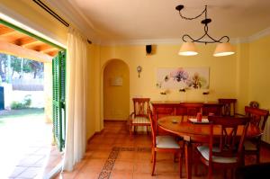 uma sala de jantar com mesa e cadeiras em Bonito chalet con piscina cerca del mar em Can Pastilla