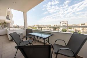 balcone con tavolo, sedie e vista di Cozy 2-bedroom Apartment in Piraeus (ERM_E9) a Pireo