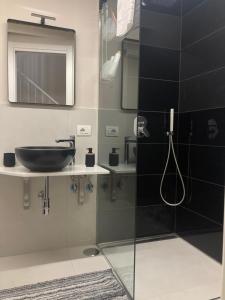 トッレ・デル・グレーコにあるLa Casa di Leoのバスルーム(洗面台、ガラス張りのシャワー付)