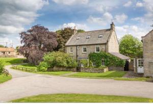 een oud stenen huis met een oprit bij Floyter House North Yorkshire Moors National Park in Danby