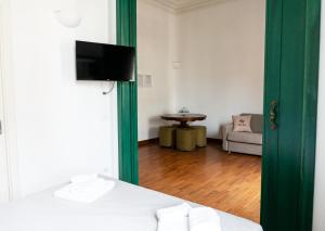 ローマにあるResidenza Romanaの緑のドア付きのベッドルーム、リビングルーム