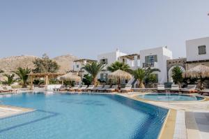 Bazén v ubytování Yialos Ios Hotel nebo v jeho okolí