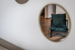 紐因堡的住宿－諾伊堡公寓式酒店，镜子前的绿色椅子
