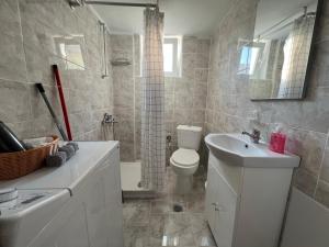 e bagno con servizi igienici, lavandino e doccia. di Suburban Oasis a Alexandroupoli