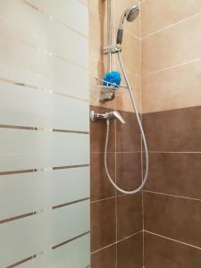a shower with a hose in a bathroom at VILLA BEAUSEJOUR in Cannes