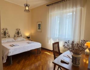 una camera con letto, tavolo e finestra di l'Amaca a Pesaro