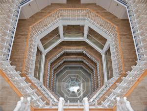 widok na spiralne schody w budynku w obiekcie Hotel Los Delfines w mieście La Manga del Mar Menor