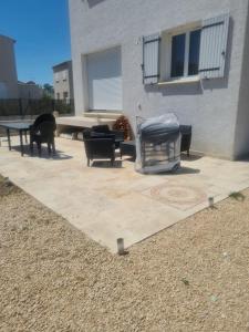 a patio with chairs and a table in front of a building at Chez Riz in Arles