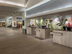 un vestíbulo con plantas en las paredes de una tienda en ~Four-star serviced apartment, en Honolulu