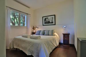 1 dormitorio con 1 cama con 2 almohadas en Green House Bariloche en San Carlos de Bariloche