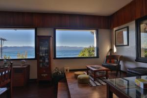 sala de estar con vistas al océano en Green House Bariloche en San Carlos de Bariloche