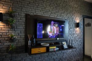 Televiisor ja/või meelelahutuskeskus majutusasutuses Green House Bariloche