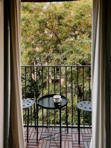 Balcony o terrace sa Artsy-Stylish apartment in the heart of Barcelona