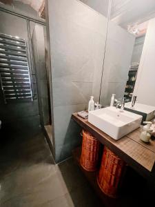 Bathroom sa Artsy-Stylish apartment in the heart of Barcelona