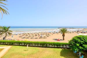 una playa con mucha gente y el océano en Charming 2 Bedroom Retreat with Beachfront Views, en San Bartolomé