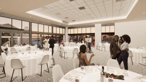 un restaurante con mesas y sillas blancas en MINT Resorts The Blyde en Pretoria