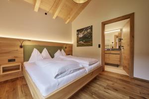 A bed or beds in a room at Ferienwohnungen Schwabhof