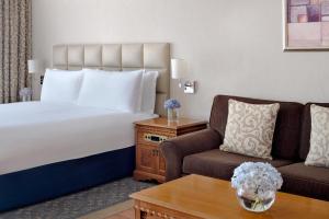 um quarto de hotel com uma cama e um sofá em Millennium Plaza Downtown, Dubai em Dubai