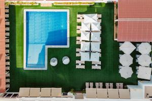 Bazén v ubytování Hotel Los Delfines nebo v jeho okolí