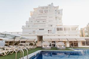 Bazén v ubytování Hotel Los Delfines nebo v jeho okolí