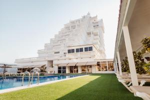 Bazén v ubytování Hotel Los Delfines nebo v jeho okolí