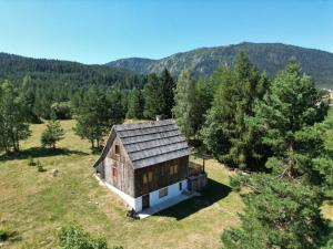 une vue aérienne sur une maison dans un champ dans l'établissement Vukov Konak - Wolf's lodge, à Žabljak