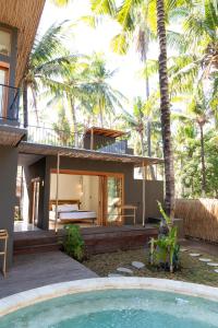 een huis met een zwembad voor een huis bij Villa Luna - Gili Air in Gili Air