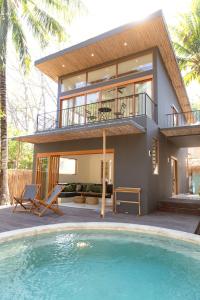 una casa con piscina di fronte a una casa di Villa Luna - Gili Air a Gili Air