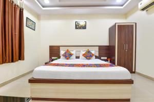 a bedroom with a large bed in a room at Hotel Pink Cozzy in Jaipur +28 photos
