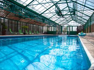 Bazén v ubytovaní Darovanský Dvůr - Wellness & Golf Hotel alebo v jeho blízkosti