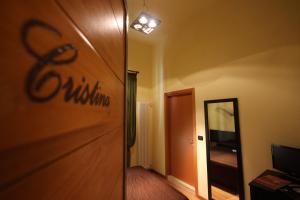 una camera con porta in legno e specchio di Albergo Tripoli B&B Affittacamere a Corato