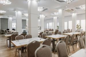 Restaurace v ubytování Hotel Los Delfines