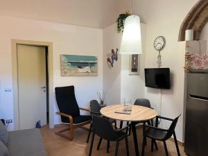 kuchnia i jadalnia ze stołem i krzesłami w obiekcie Appartamento Vaticano w mieście San Vincenzo